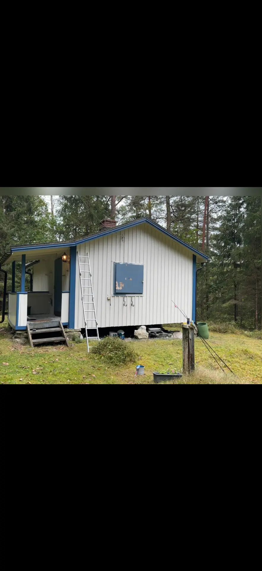 Stuga i skogen inför fasadmålning