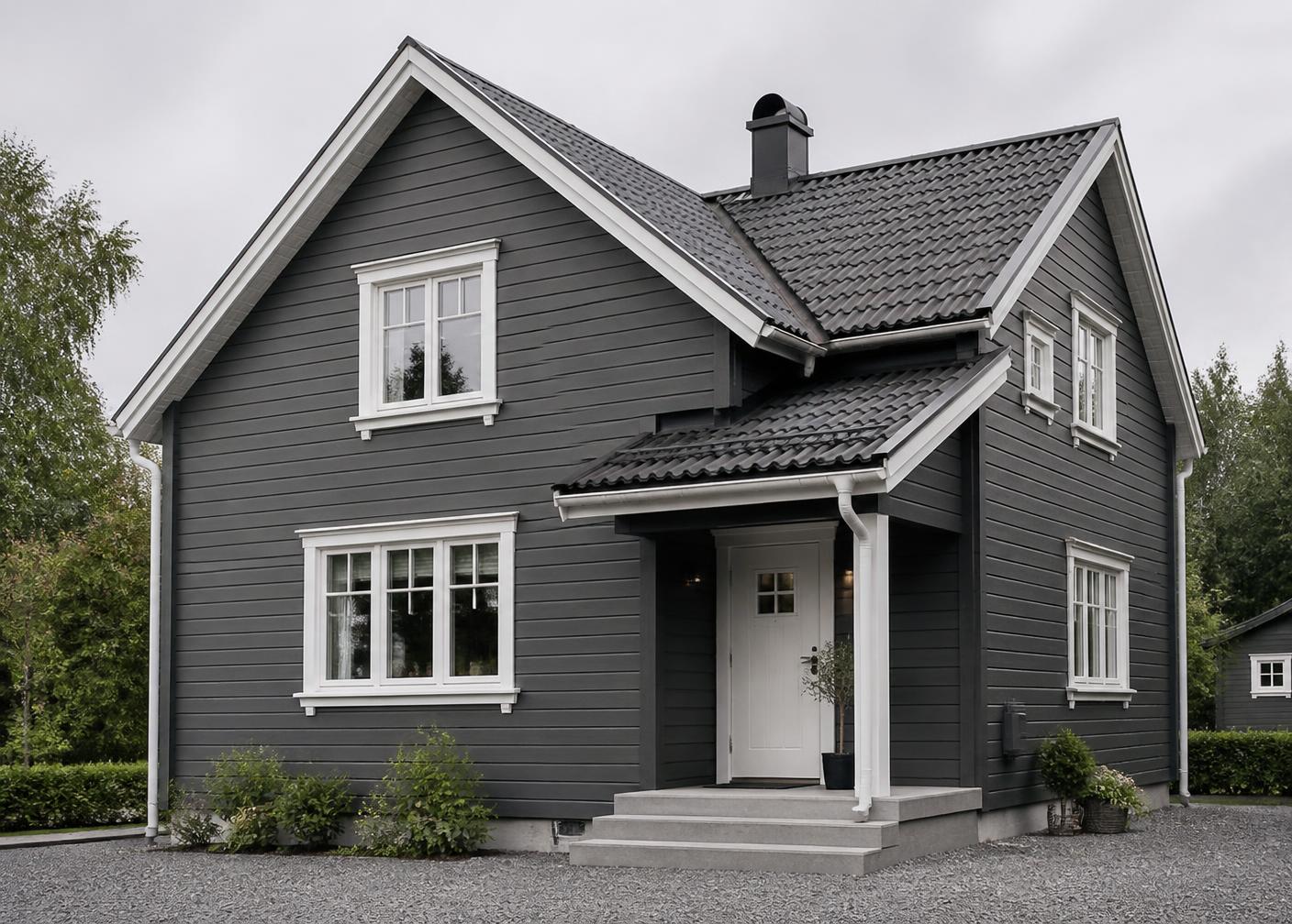 Villa med nymålad mörkgrå fasad och vita knutar